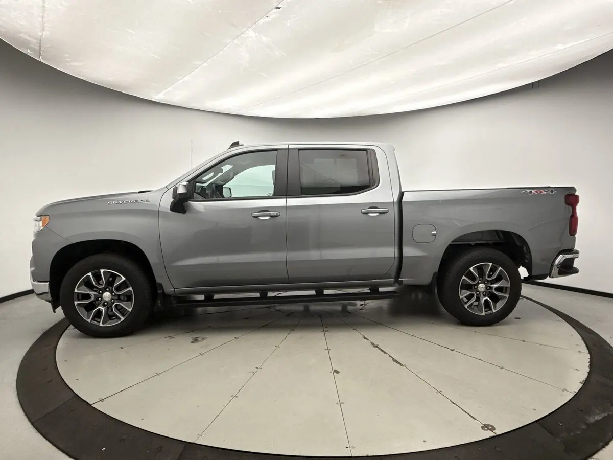 2023 Chevrolet Silverado 1500 LT photo 2