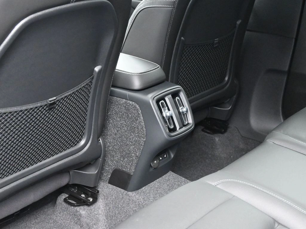 2025 Volvo - image 23