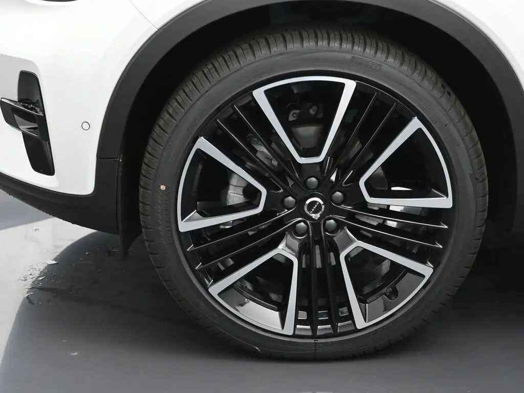 2025 Volvo - image 30