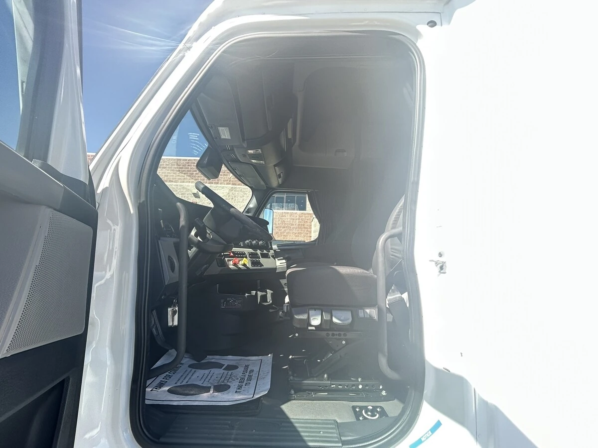 2022 Freightliner Cascadia - image 13