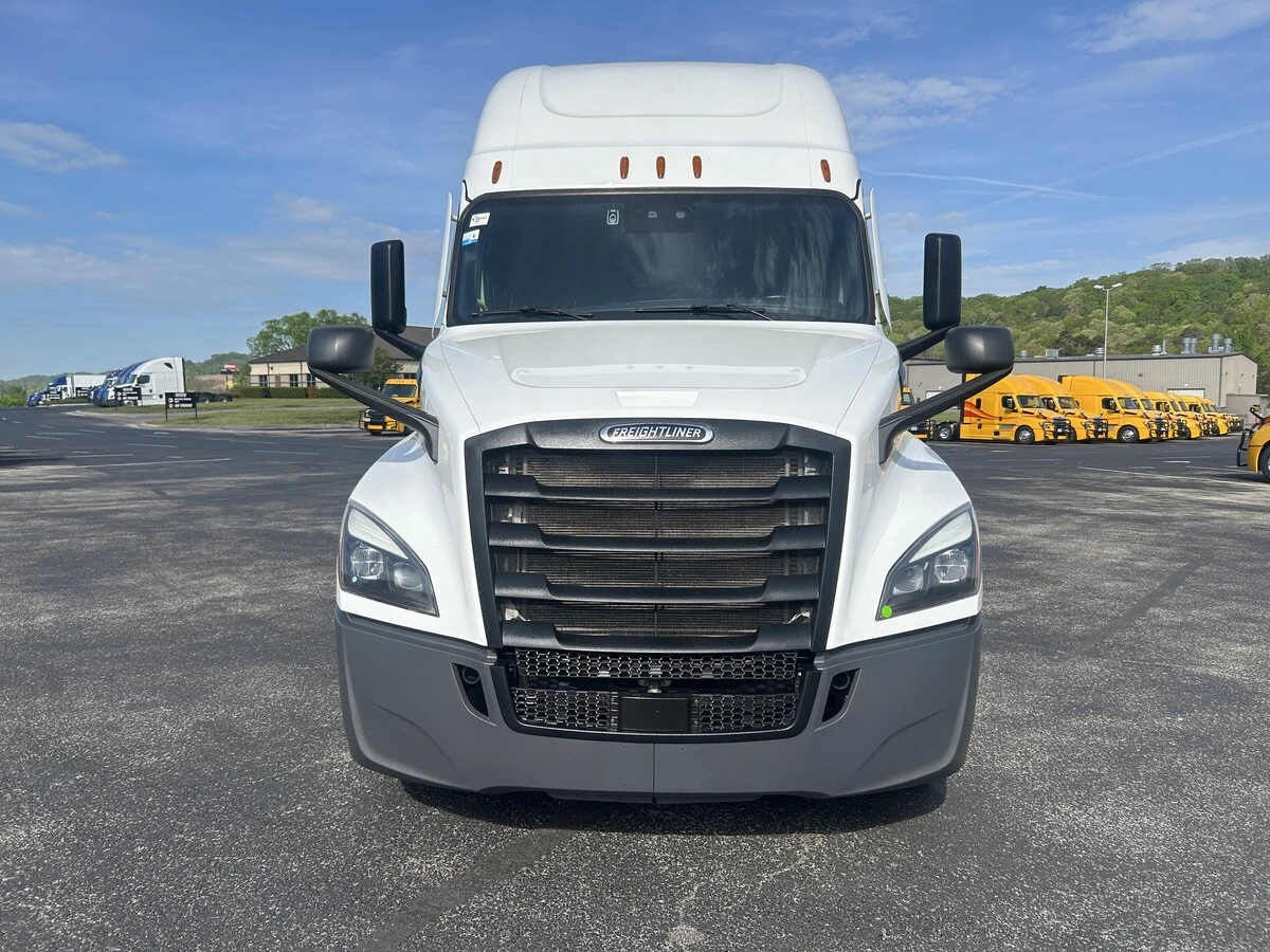 2025 Freightliner Cascadia - image 9