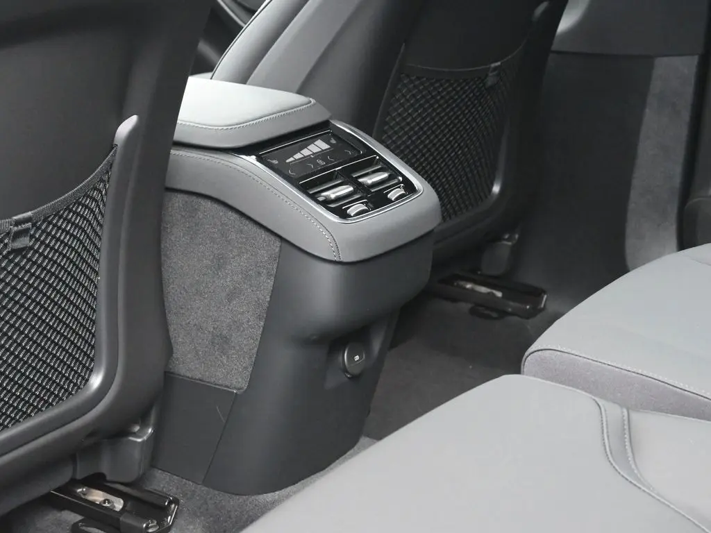 2025 Volvo - image 25