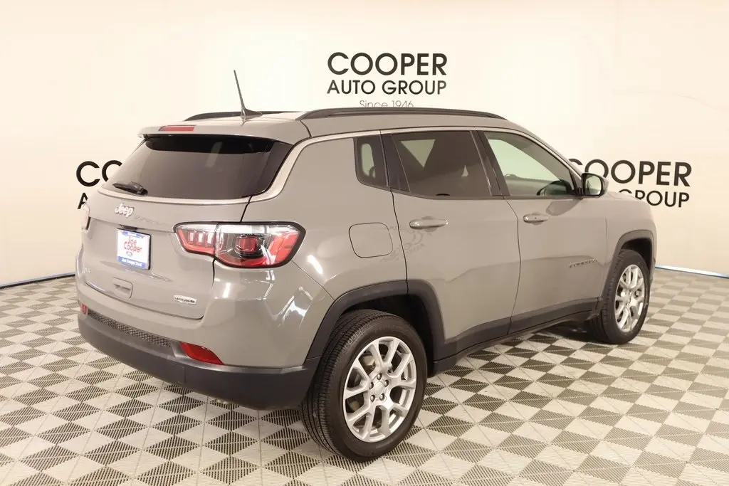 2024 Jeep Compass Latitude Lux photo 18
