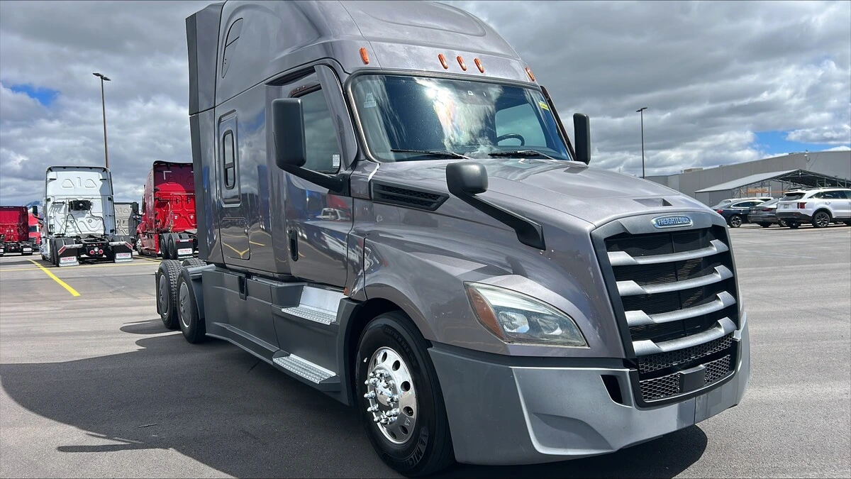 2022 Freightliner Cascadia - image 4