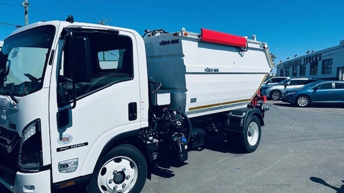 2025 Isuzu NRR in Bridgeport, CT — photo 2