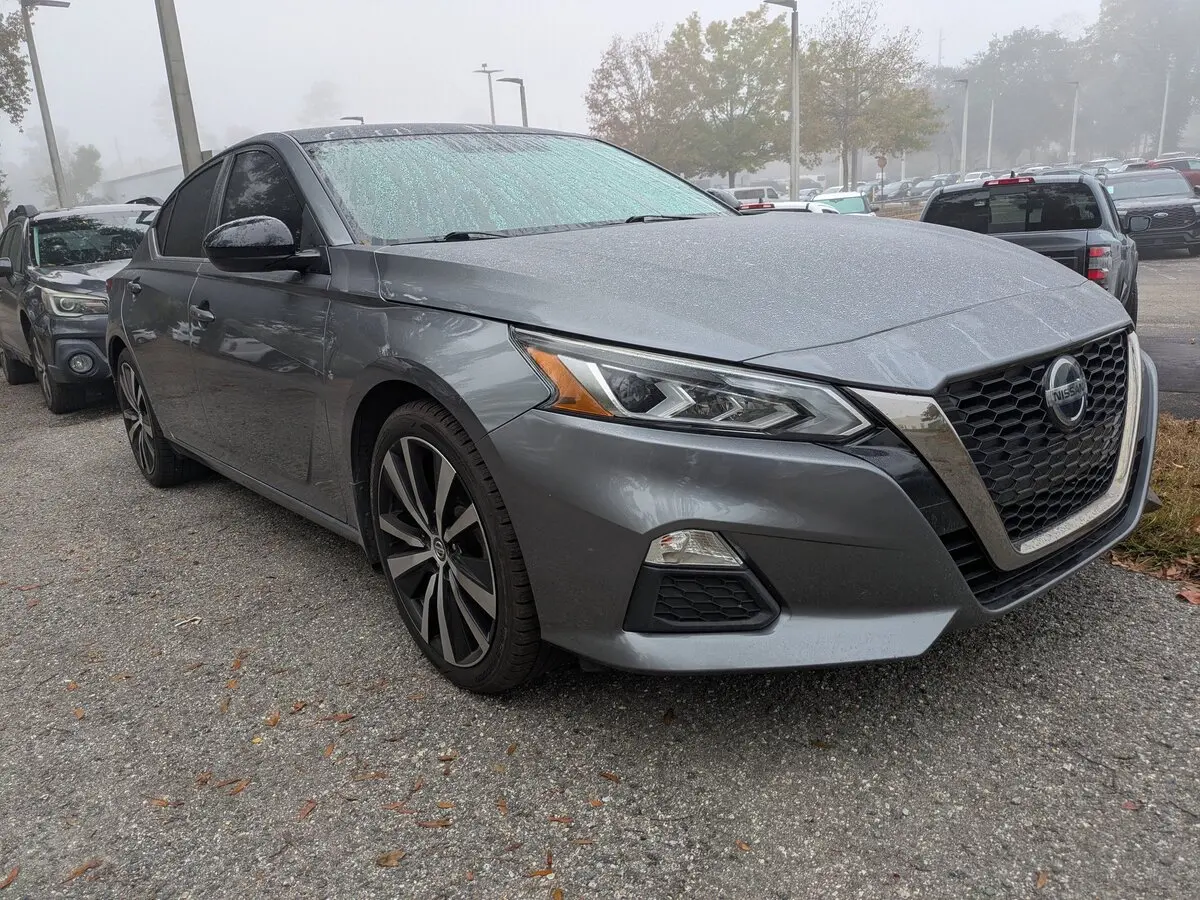 2019 Nissan Altima 2.5 SR photo 3