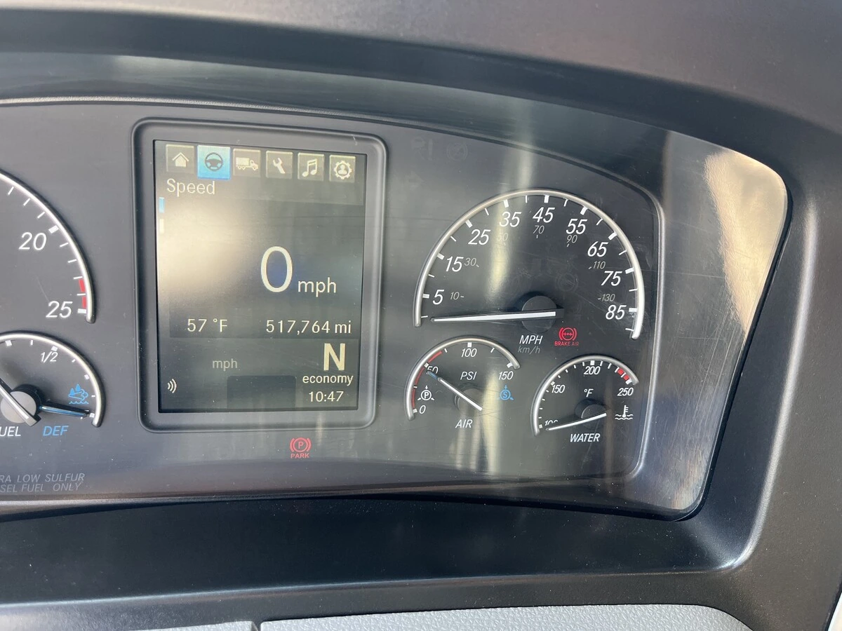 2021 Freightliner Cascadia - image 9