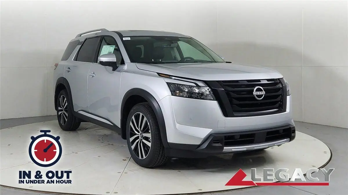 2025 Nissan Pathfinder Platinum's photo