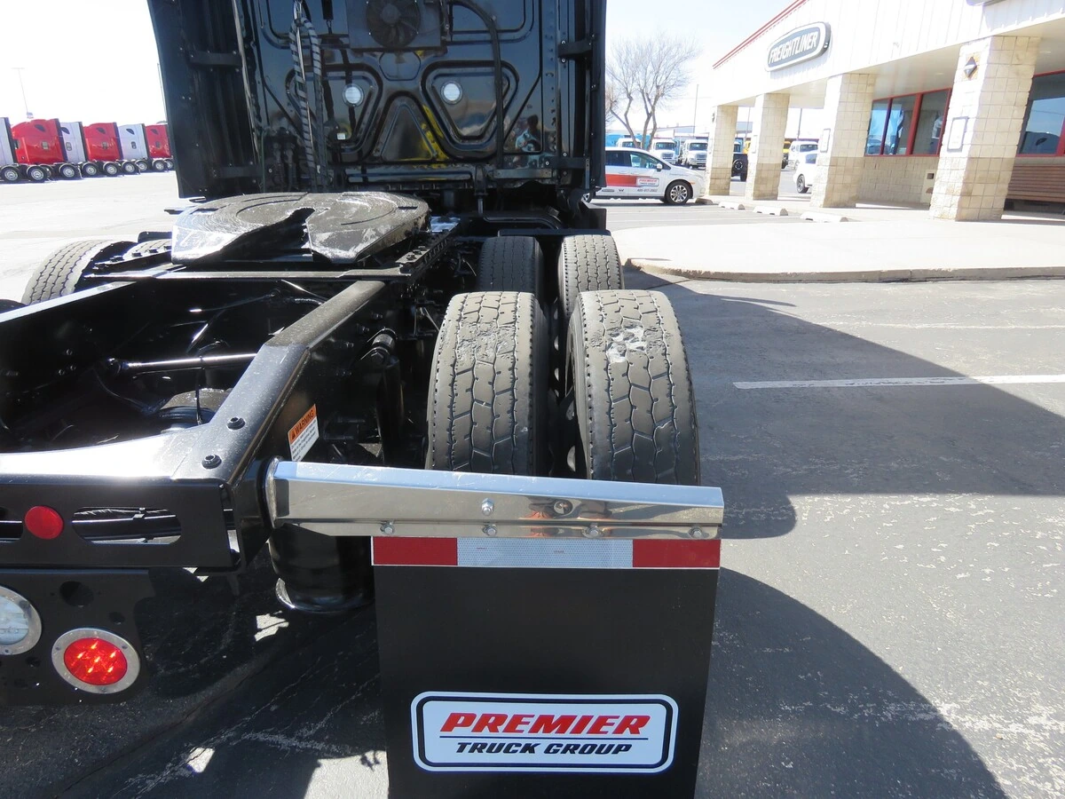 2022 Freightliner Cascadia - image 6