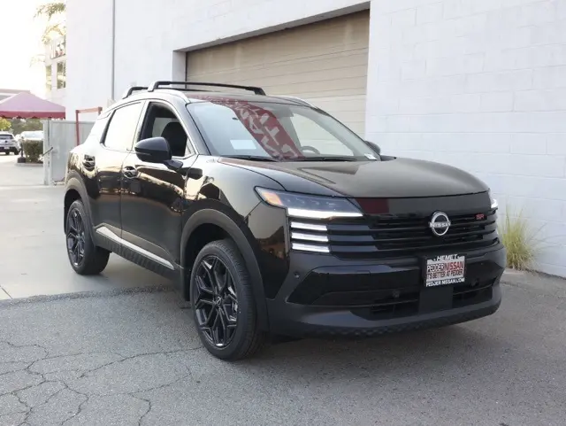 2025 Nissan Kicks SR's photo