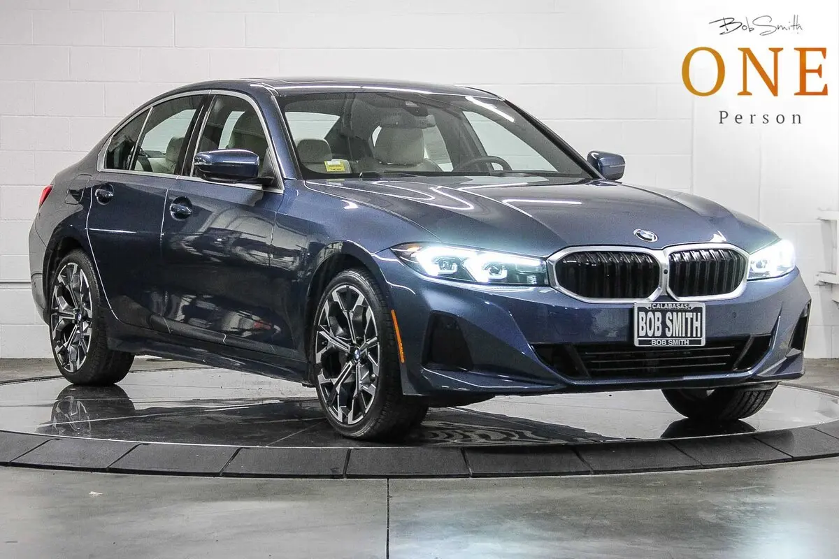 2025 BMW 3 Series 330i's photo