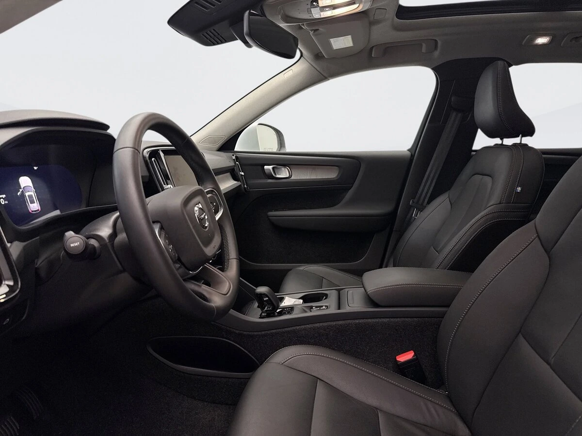 2025 Volvo - image 8