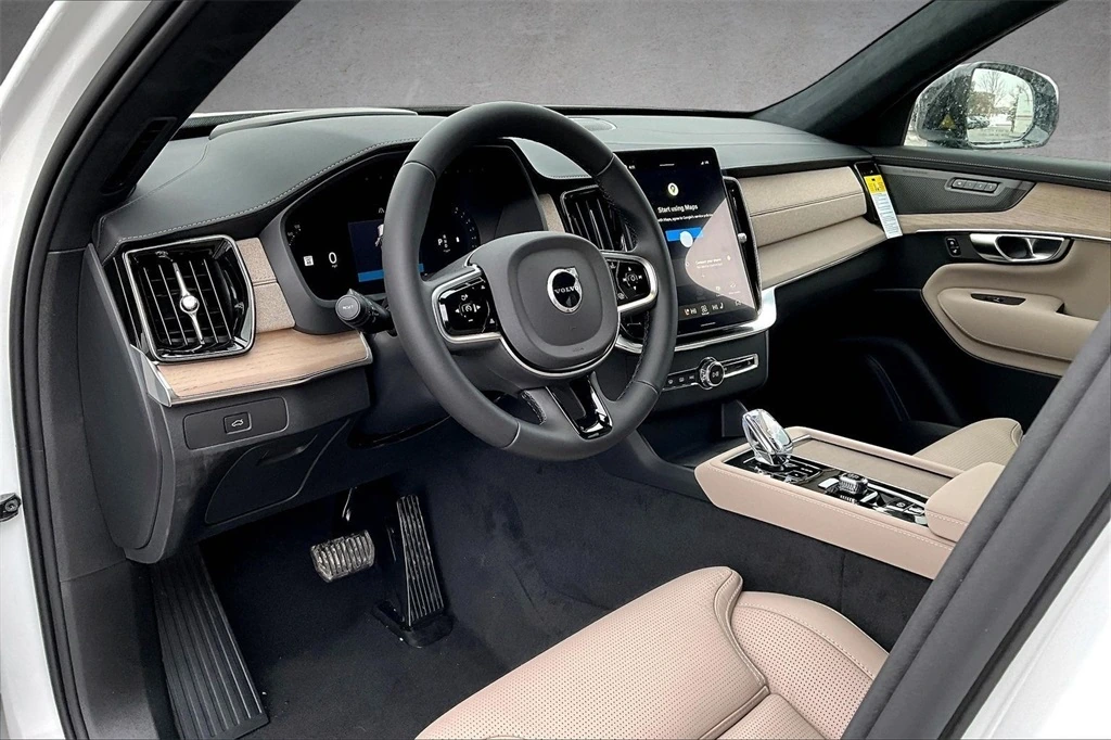 2026 Volvo - image 7