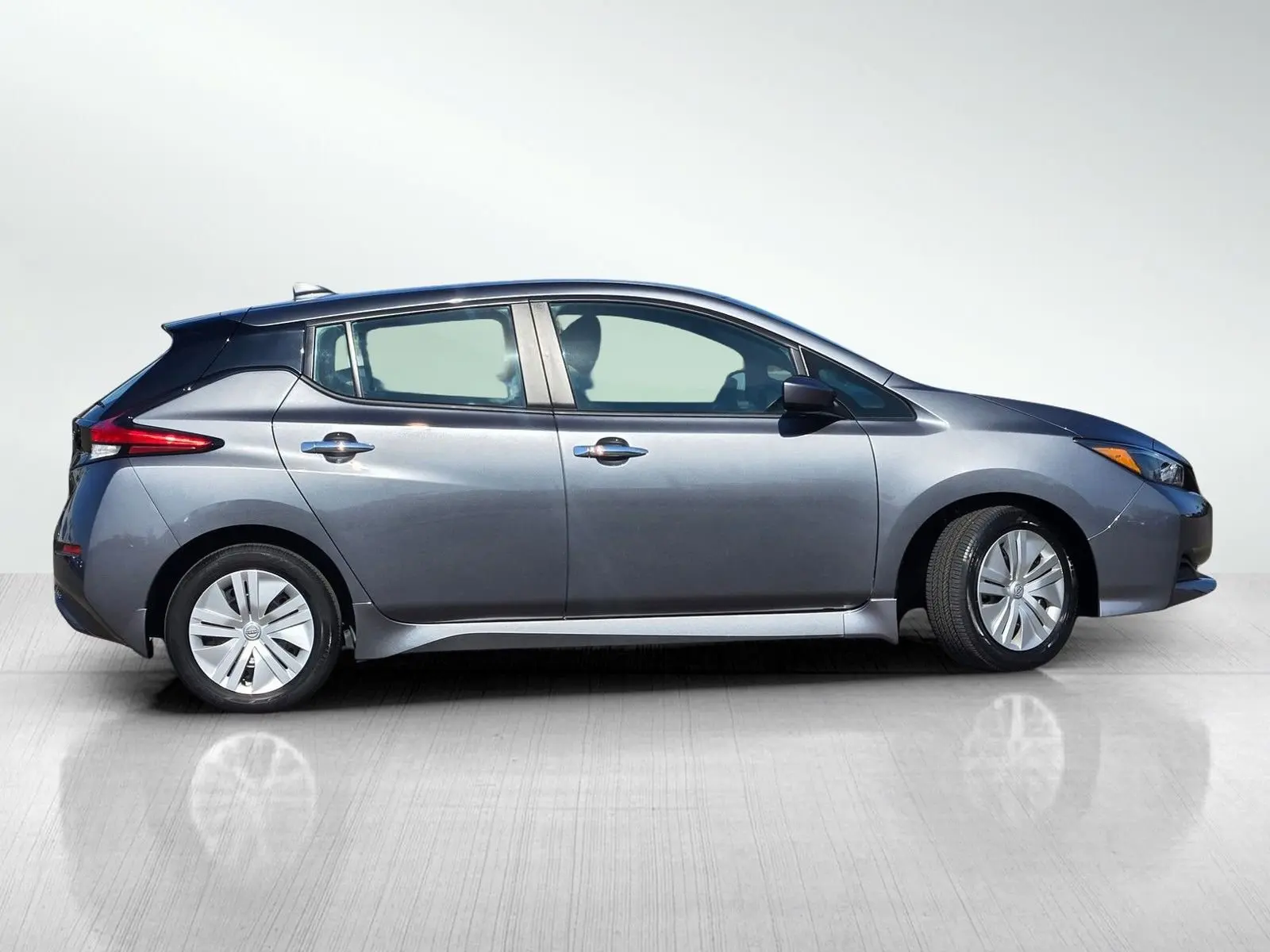 2024 Nissan Leaf S photo 3