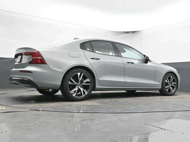 2025 Volvo - image 46