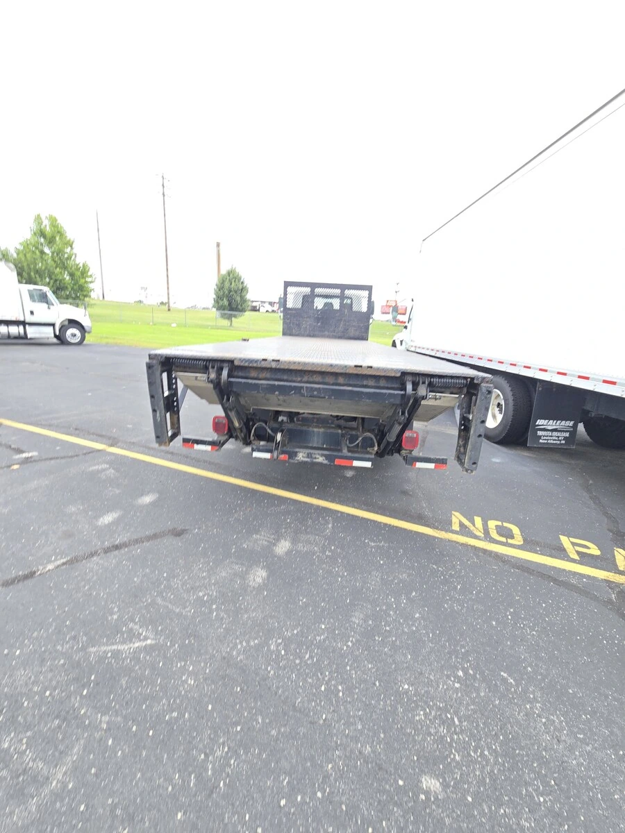 2017 International 4300 - image 6