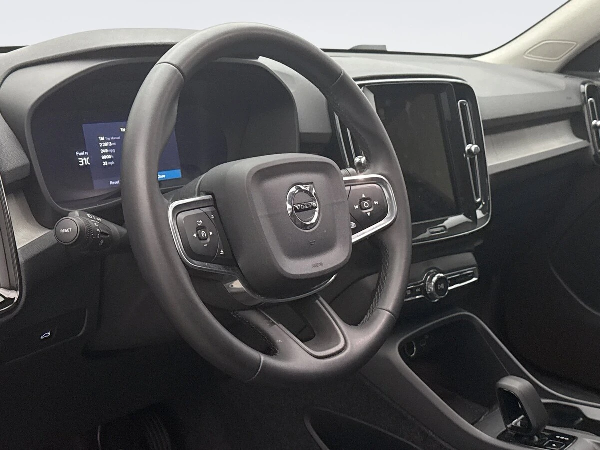 2025 Volvo - image 7