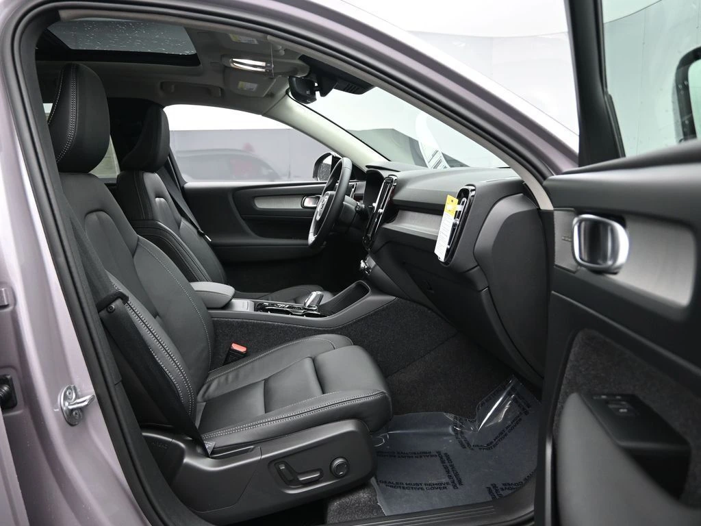 2026 Volvo - image 26