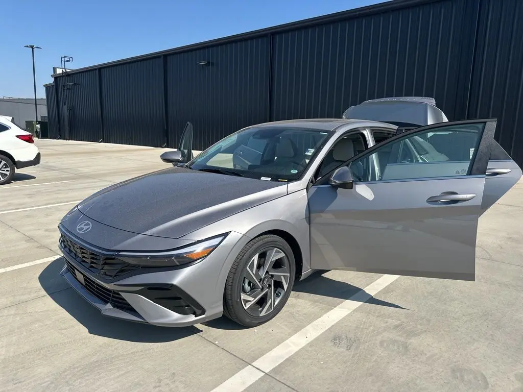 2025 Hyundai Elantra Limited photo 11