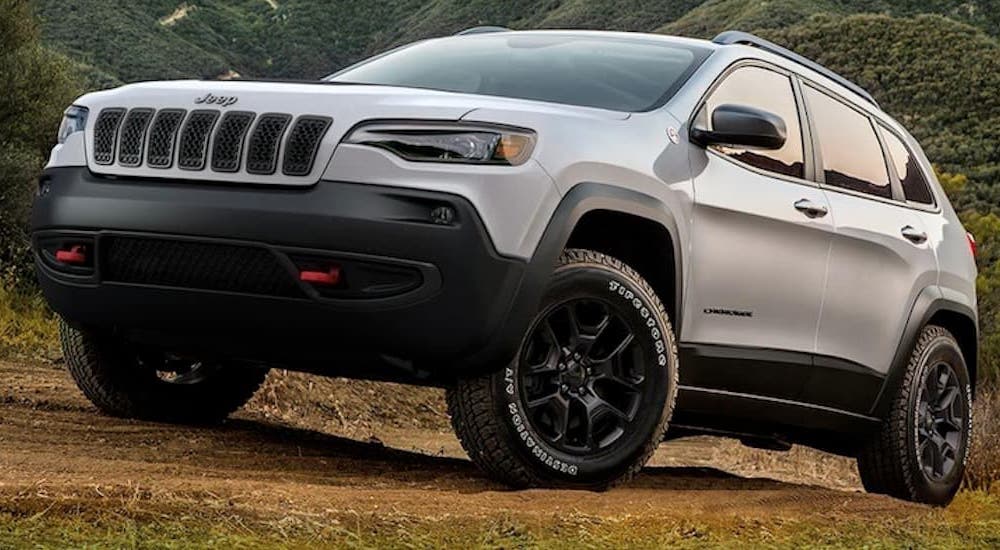 A grey 2020 Jeep Cherokee from the side.