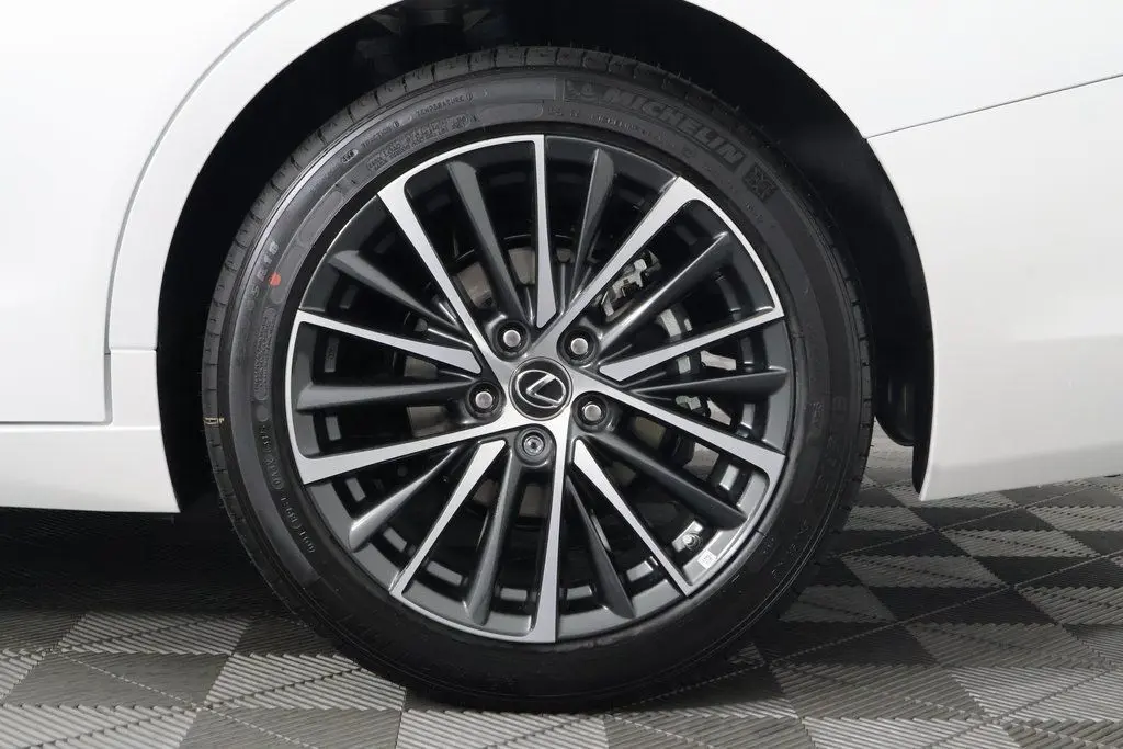 2025 Lexus ES 300h photo 9