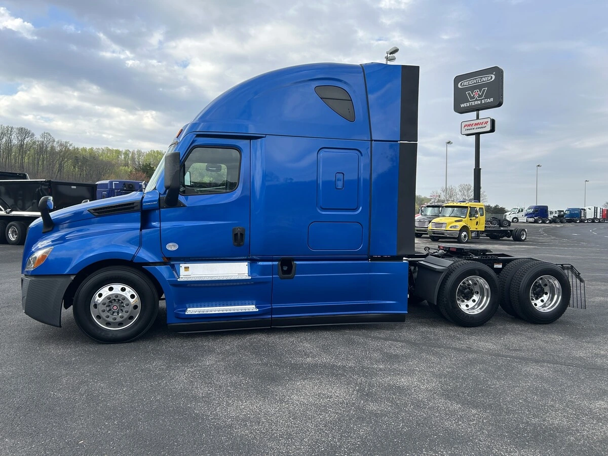 2022 Freightliner Cascadia - image 2