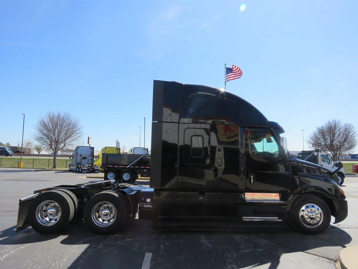 2022 Freightliner Cascadia - image 9