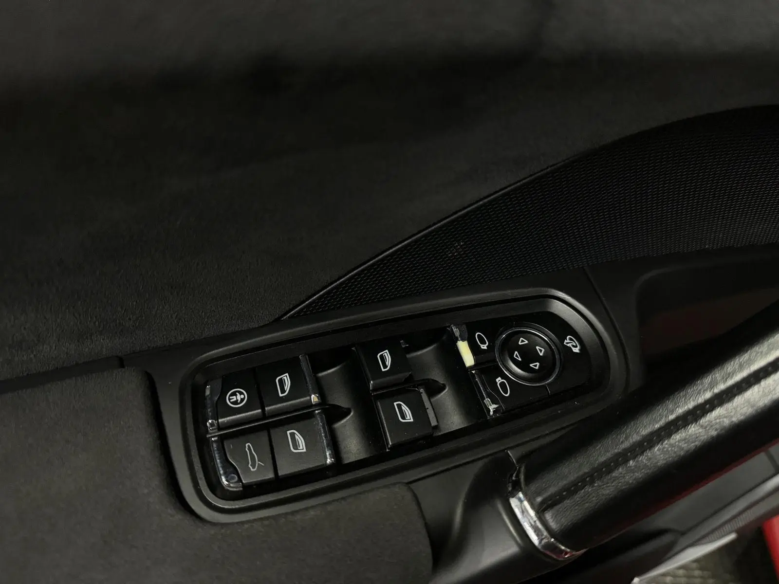 2013 Porsche Cayenne GTS photo 16