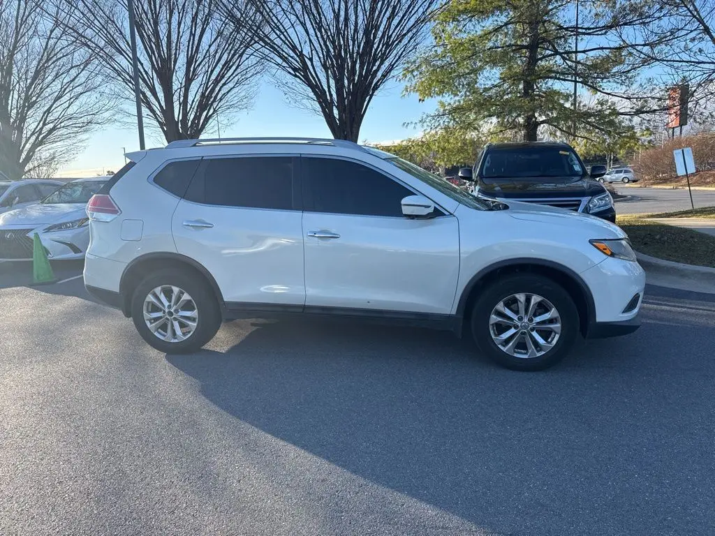 2016 Nissan Rogue SV photo 2