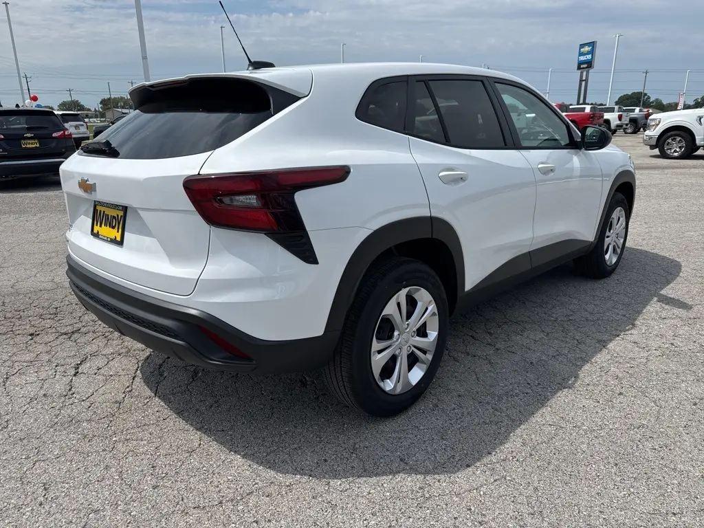 2025 Chevrolet Trax LS photo 5