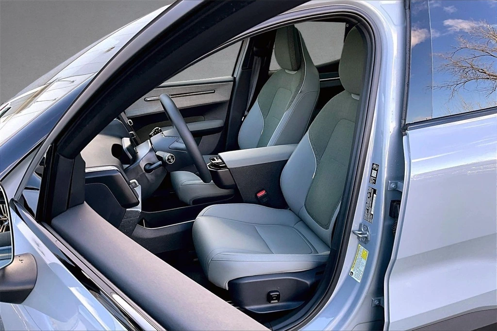 2025 Volvo - image 20