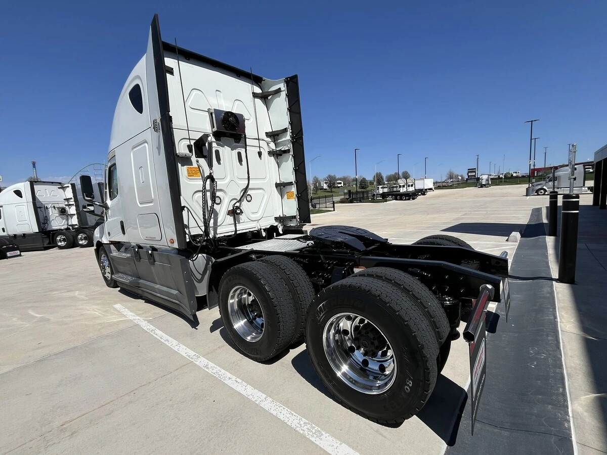 2021 Freightliner Cascadia - image 17