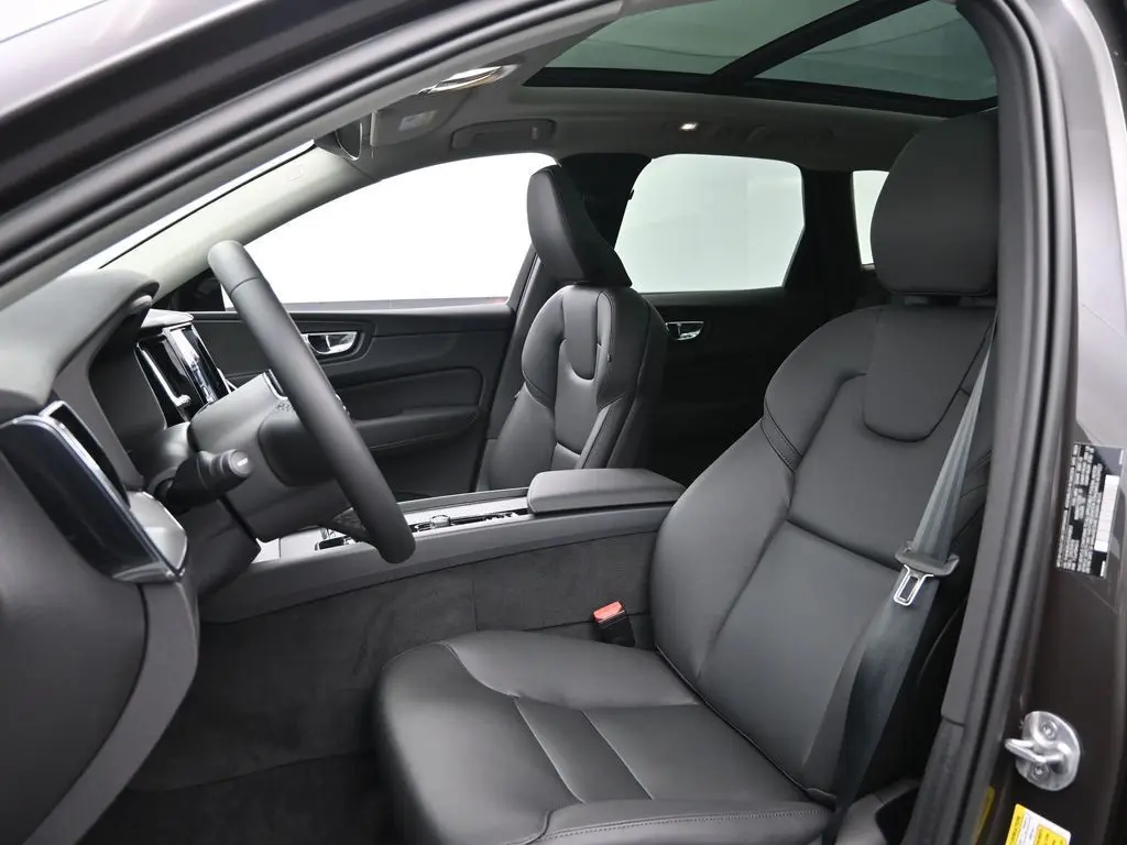 2025 Volvo - image 21