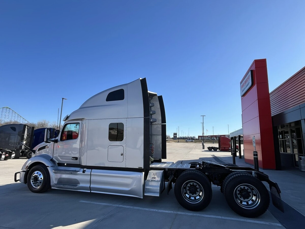 2023 Peterbilt 579 - image 2