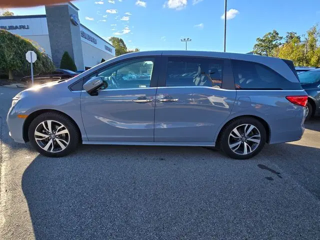 2023 Honda Odyssey Touring photo 2