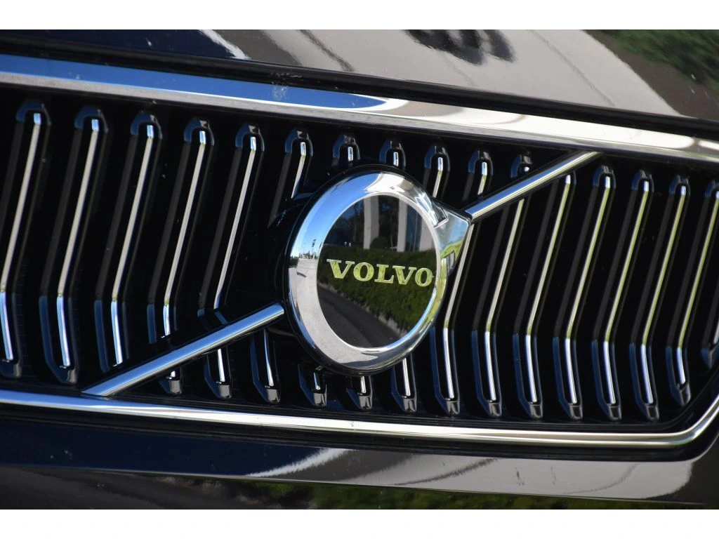 2025 Volvo - image 10