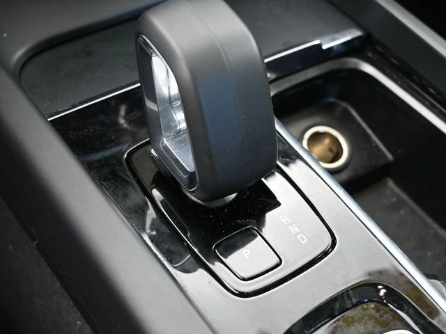 2025 Volvo - image 21