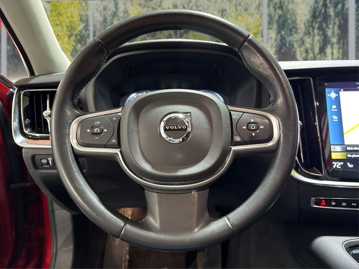 2022 Volvo - image 16