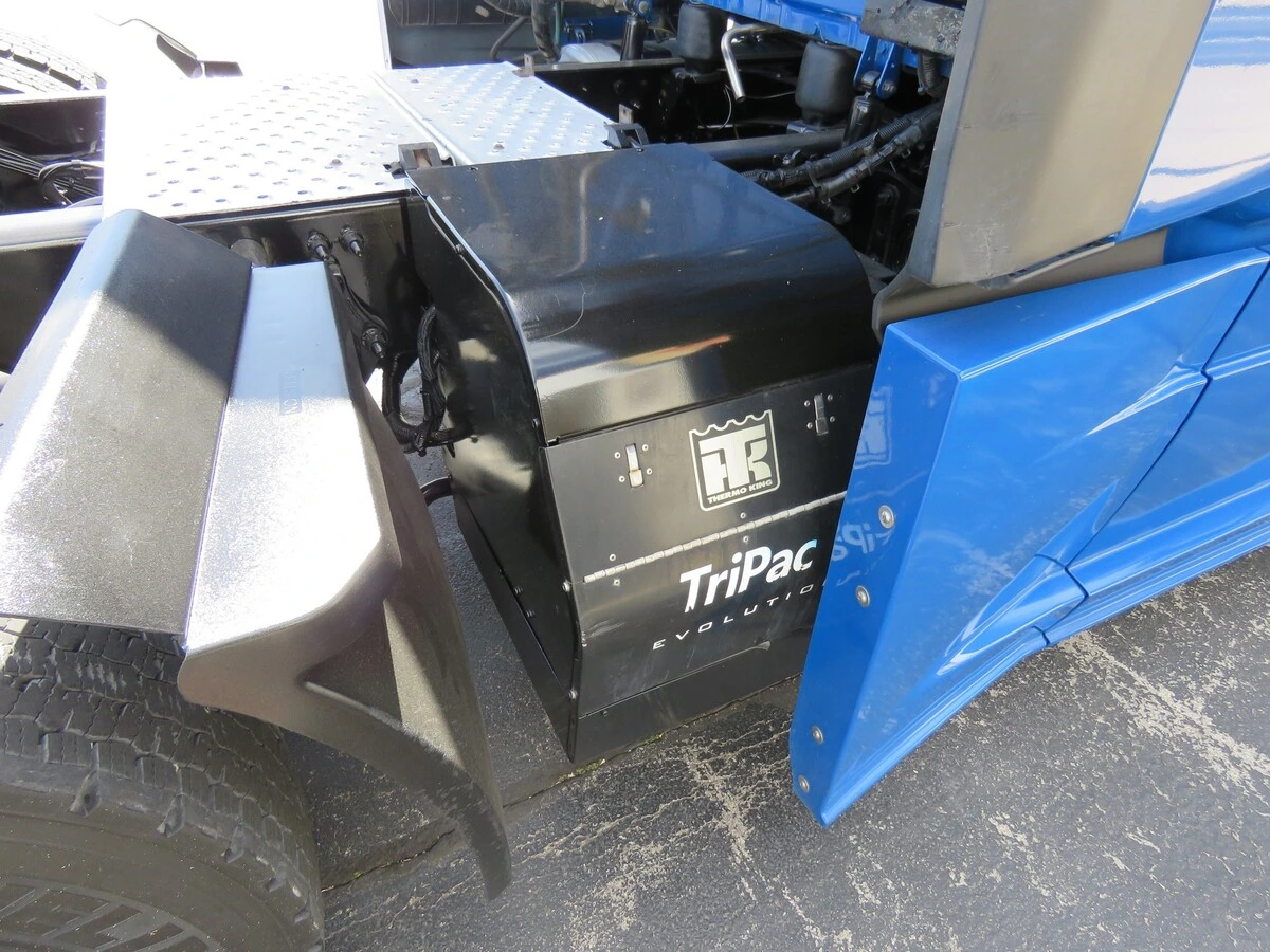 2022 Freightliner Cascadia - image 8