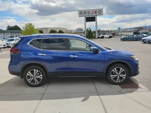 2019 Nissan Rogue SV photo 4