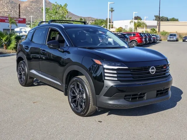 2025 Nissan Kicks SR's photo