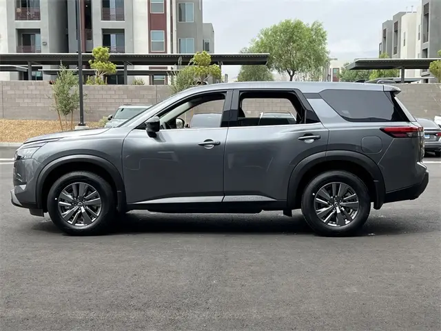 2025 Nissan Pathfinder S photo 2