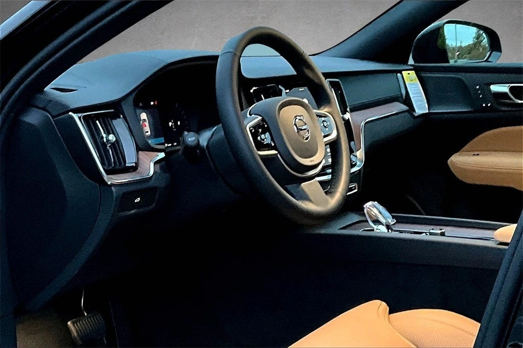 2026 Volvo - image 7