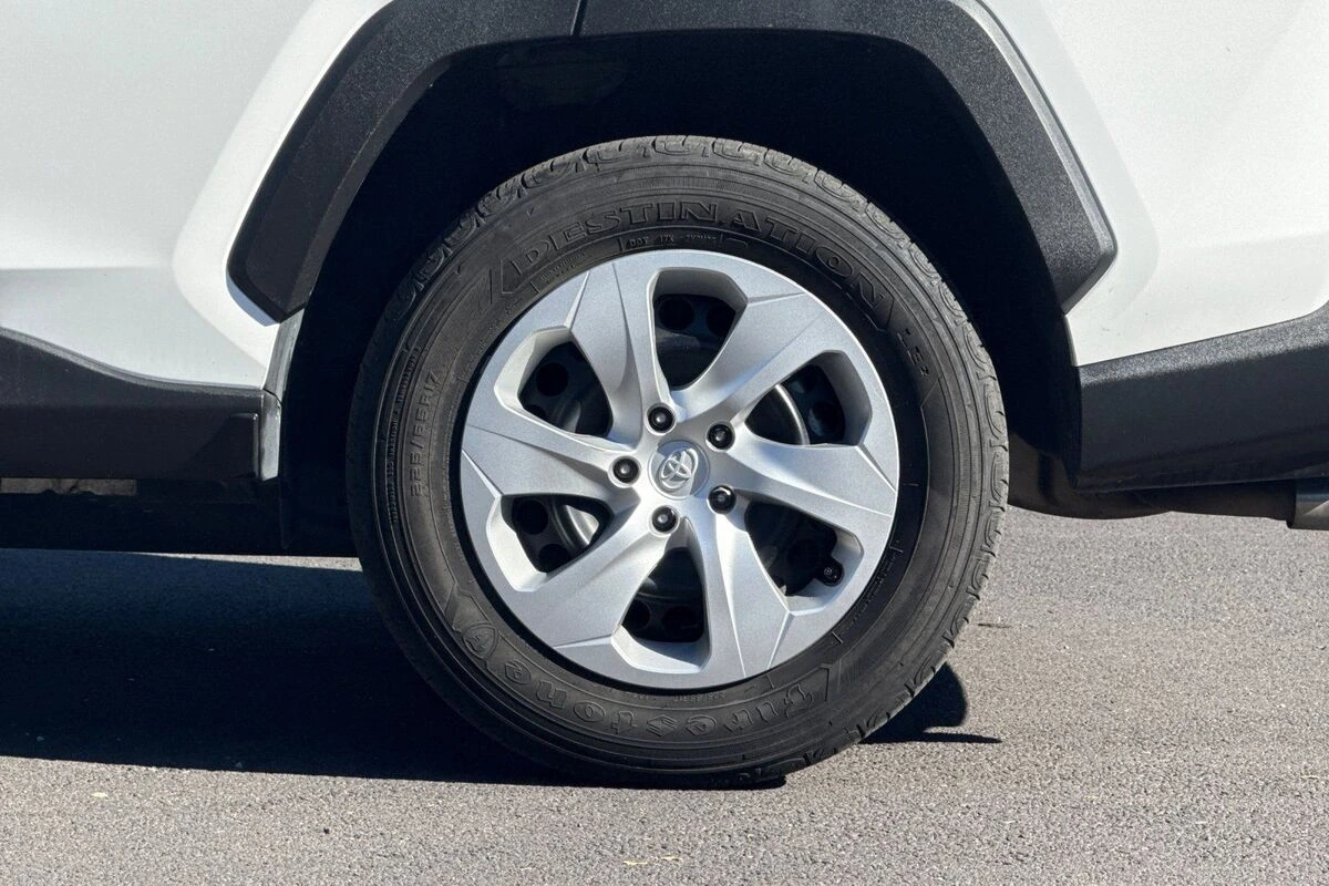 2025 Toyota RAV4 LE - Photo 25