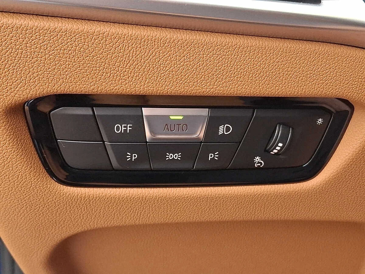 2025 BMW 3 Series 330i - Photo 23