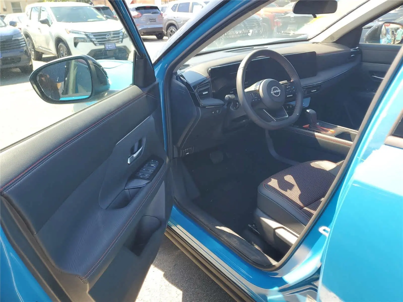 2025 Nissan Kicks SR photo 5