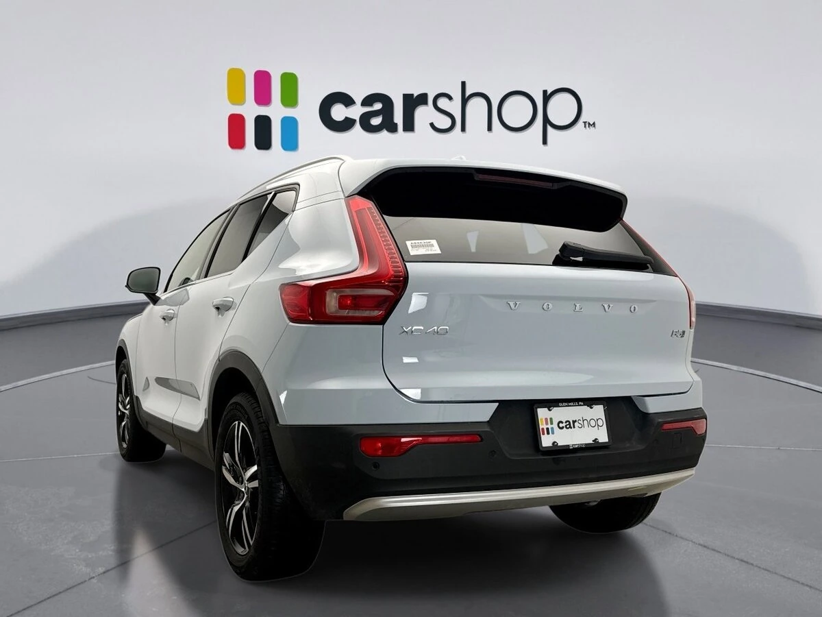 2025 Volvo - image 3