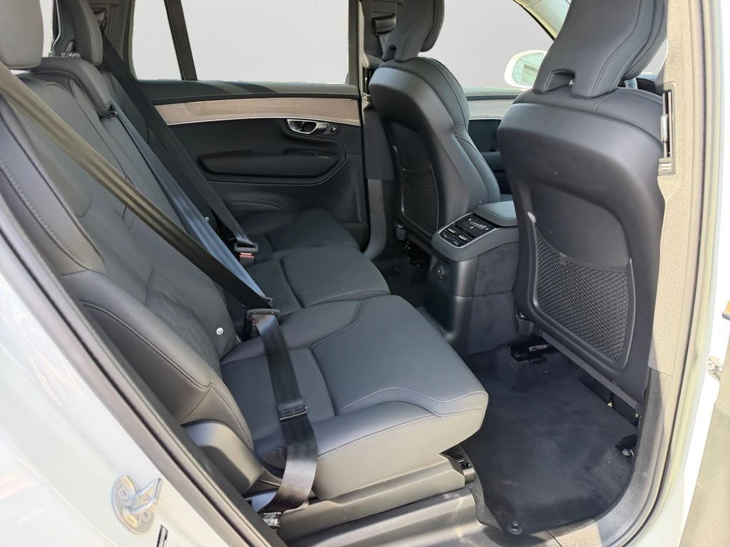 2025 Volvo - image 9