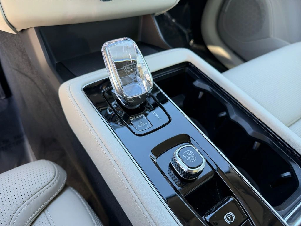 2026 Volvo - image 25