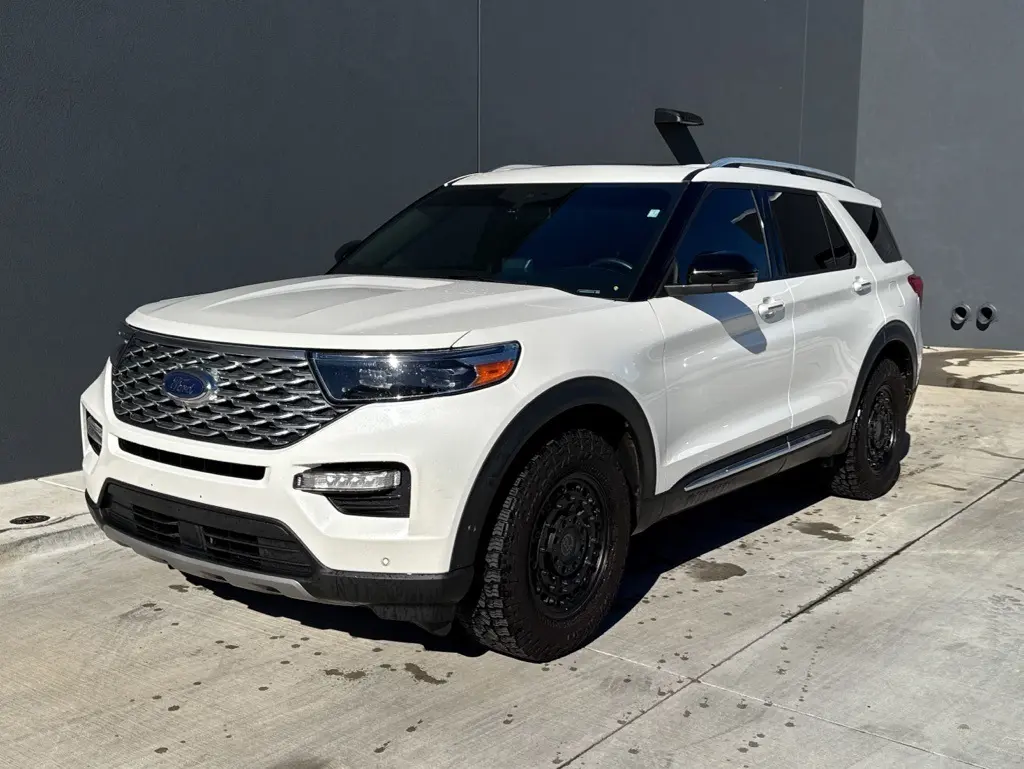 2022 Ford Explorer Platinum's photo